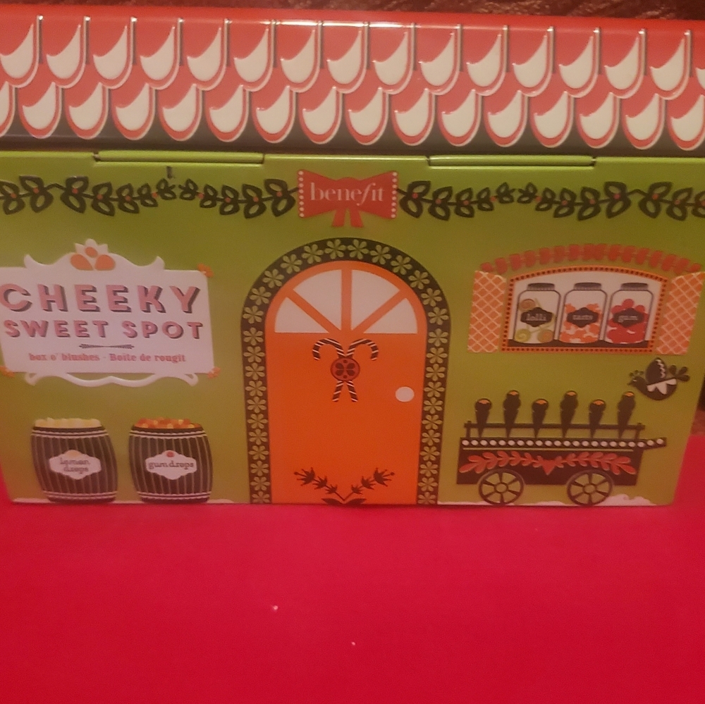 COLLECTABLE BENEFIT ~  CHEEKY SWEET SPOT TIN  🍭🍬🍫